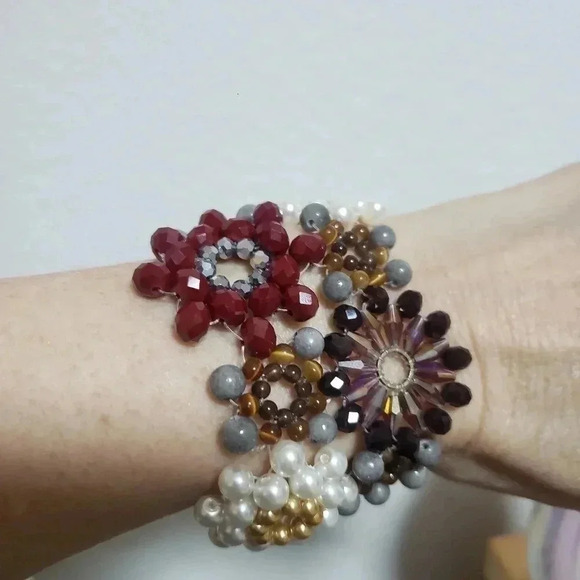 Vintage Floral Beaded Bracelet - Picture 7 of 7